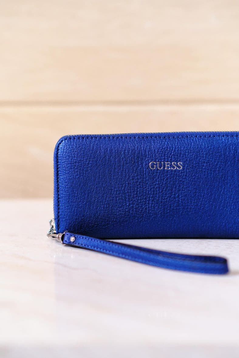 GUESS KINLEY — vue 3
