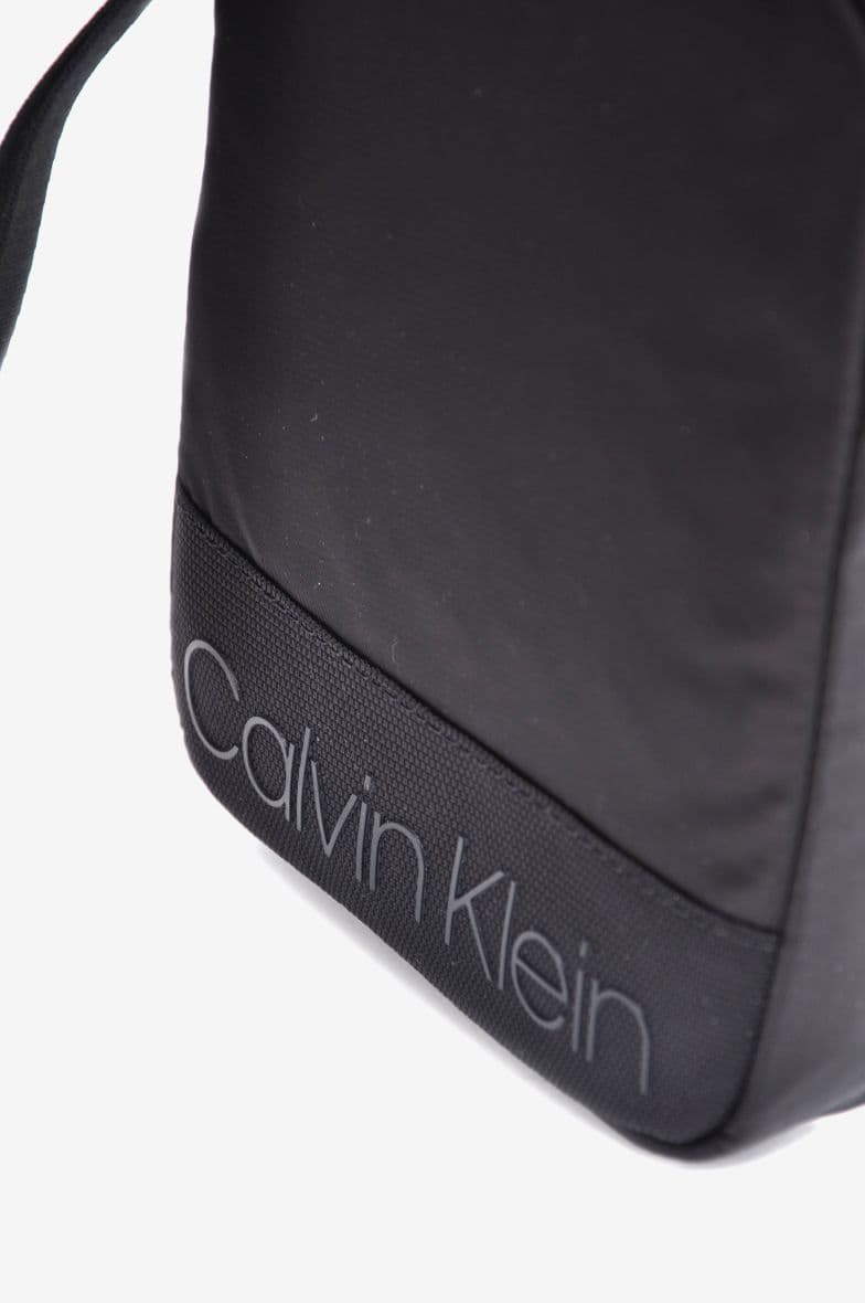 Cavin Klein Shadow Mini Reporter — vue 3