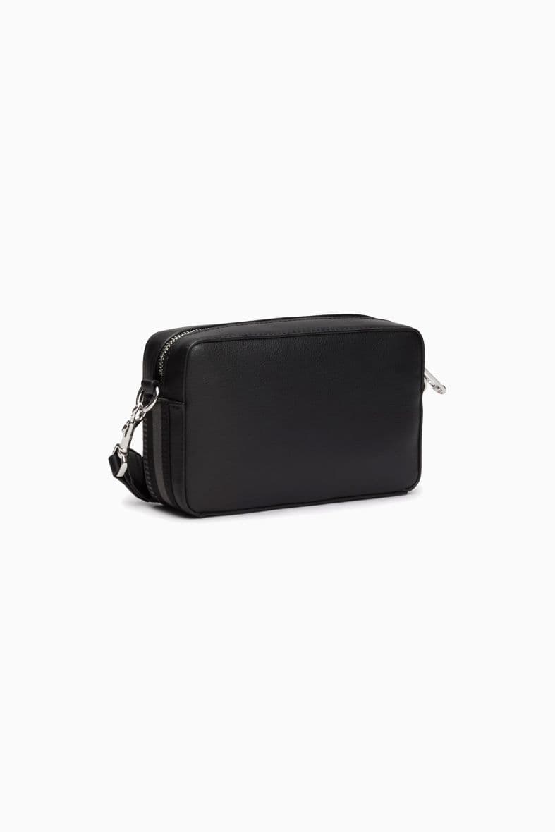 Tommy Hilfiger TH essential — vue 3
