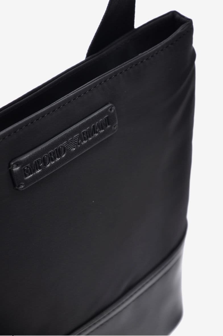 Emporio Armani Flat Messenger — vue 3