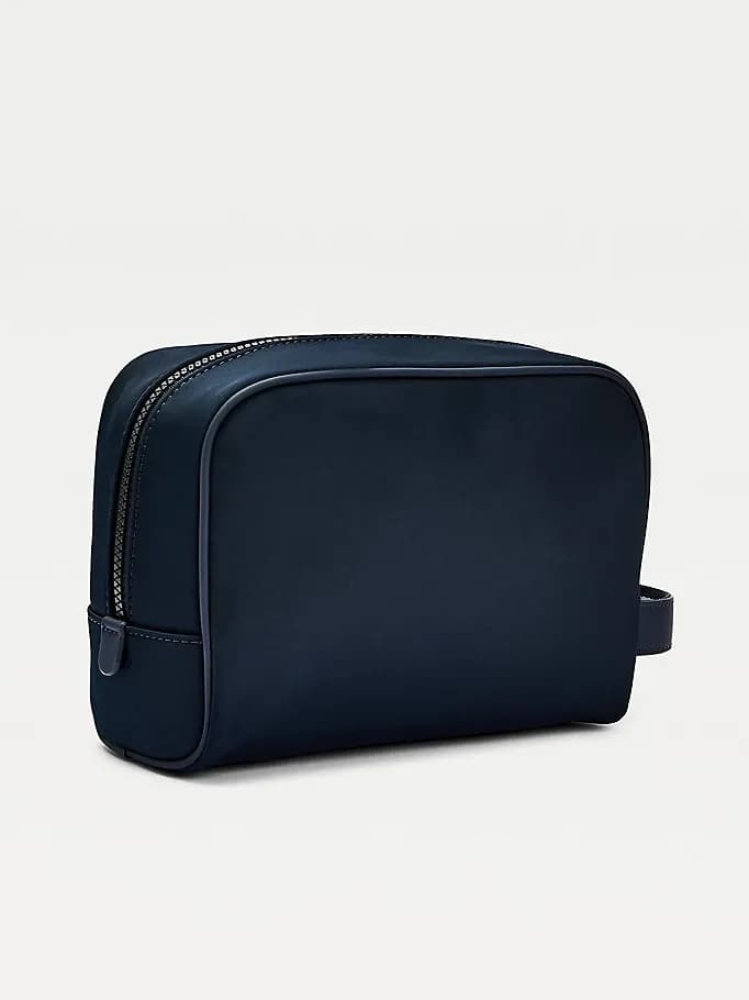 TOMMY HILFIGER Established — vue 3