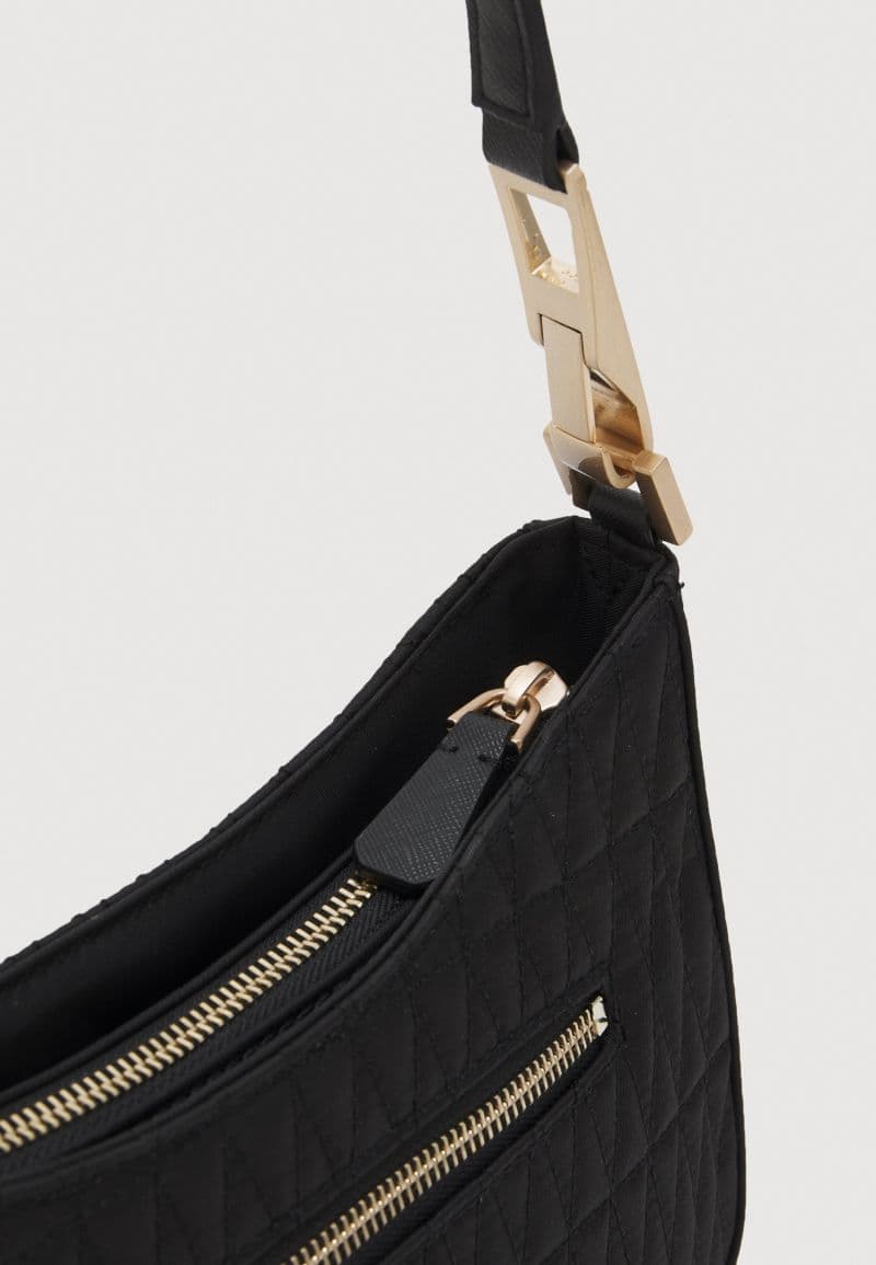 Guess Layla — vue 4
