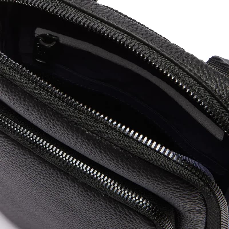 Lacoste Petite sacoche plate Soft Mate croisée en cuir grainé mat — vue 4