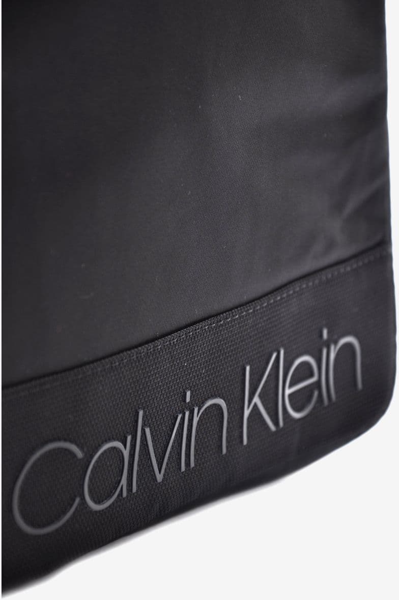 Calvin Klein Shadow Flat Crossover — vue 3