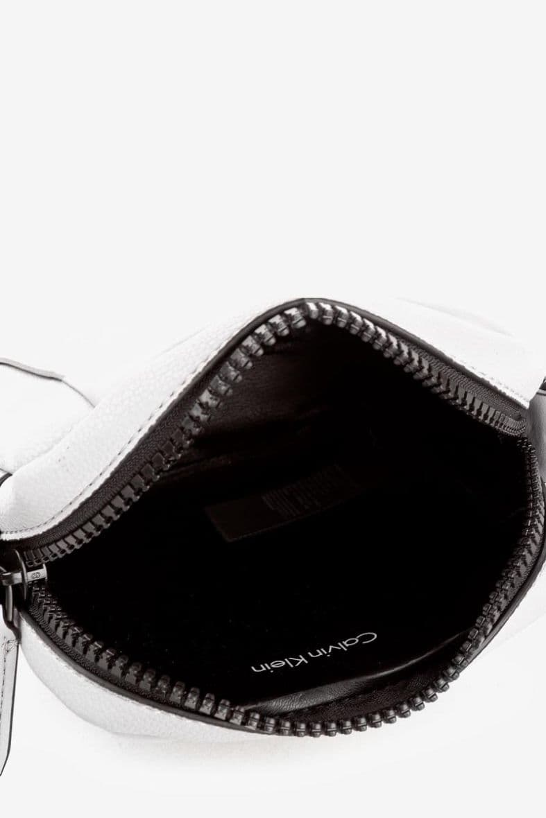 CALVIN KLEIN ELEVATED LOGO — vue 4