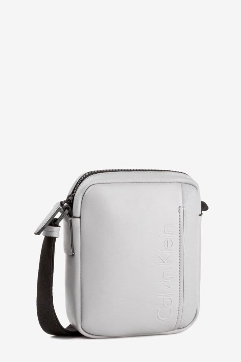 CALVIN KLEIN ELEVATED LOGO — vue 1
